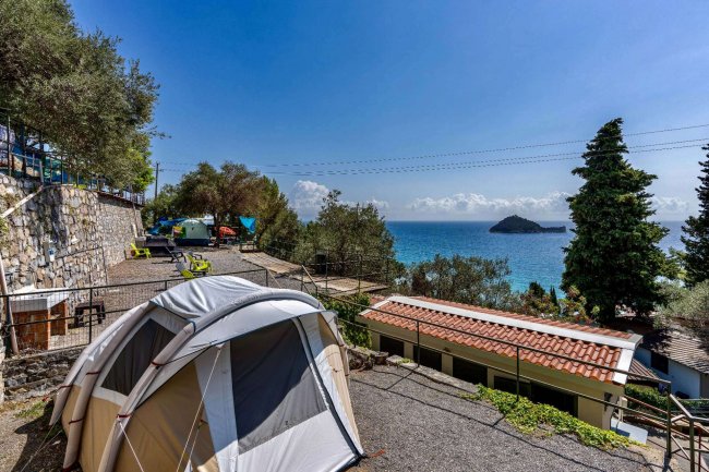 Tenda da campeggio su collina con vista mare.