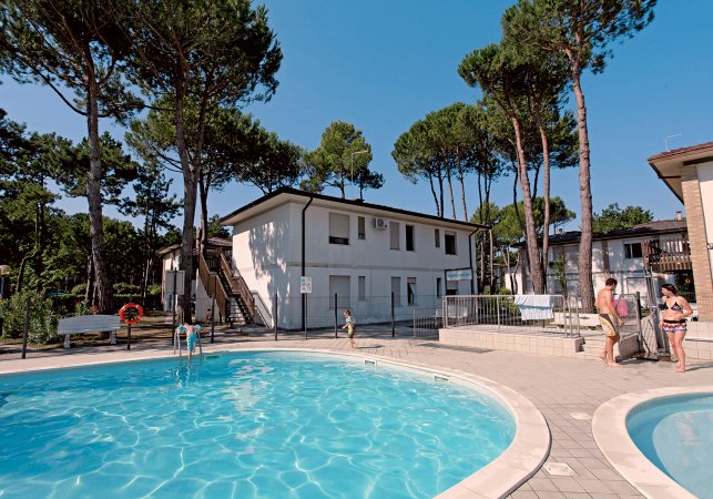 Piscina all'aperto vicino a edifici bianchi.