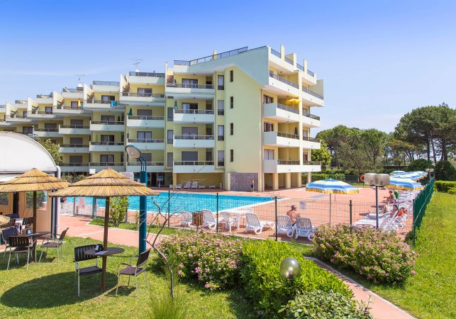 Edificio moderno con piscina e giardino.
