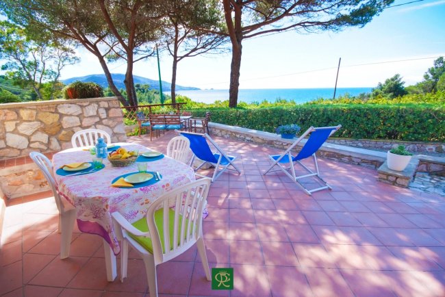 Terrazza con tavolo apparecchiato vista mare.
