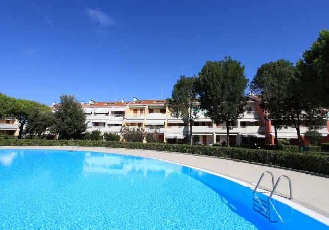 Piscina circolare e edifici residenziali.