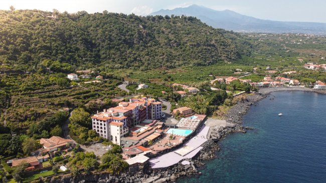 Complesso alberghiero costiero con piscina.