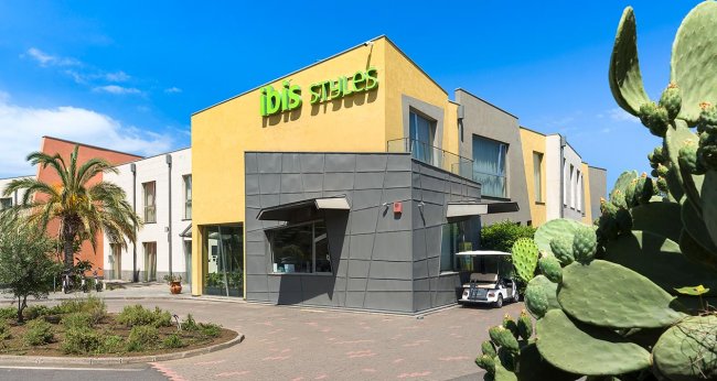 Ingresso di un hotel moderno con cactus.