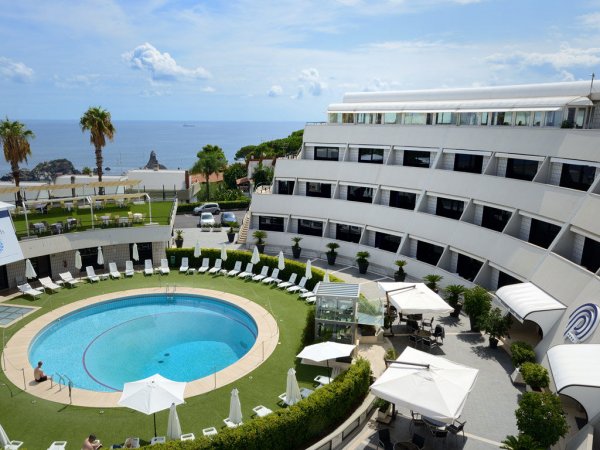 Vista dall'alto di piscina e hotel moderno.