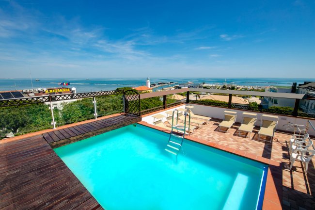 Piscina su terrazza con vista panoramica.