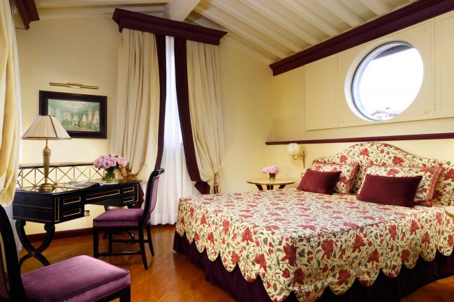 Camera da letto classica con tessuti a fiori.