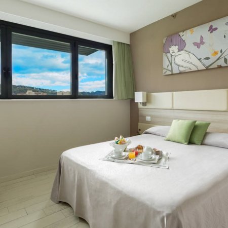 Camera moderna con colazione e vista sul paesaggio.