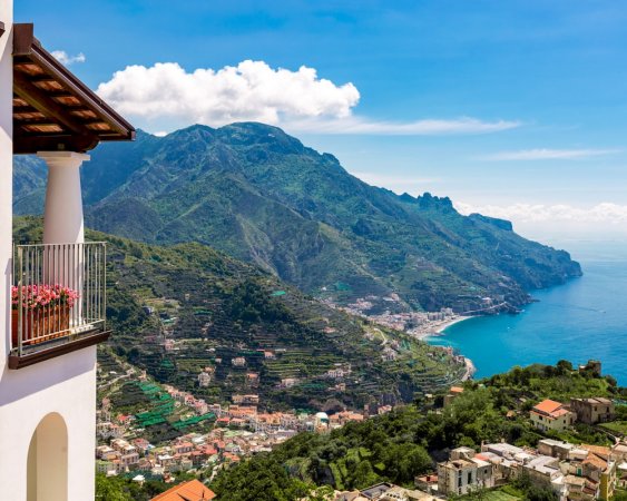 Panoramica costiera con montagne e mare.