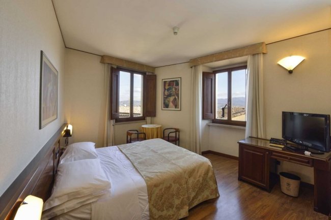 Camera d'hotel con finestre e vista panoramica.