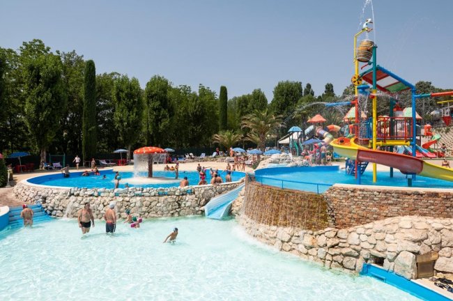 Piscine con scivoli e area giochi acquatica.