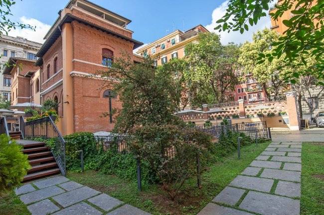 Edificio in mattoni con giardino.