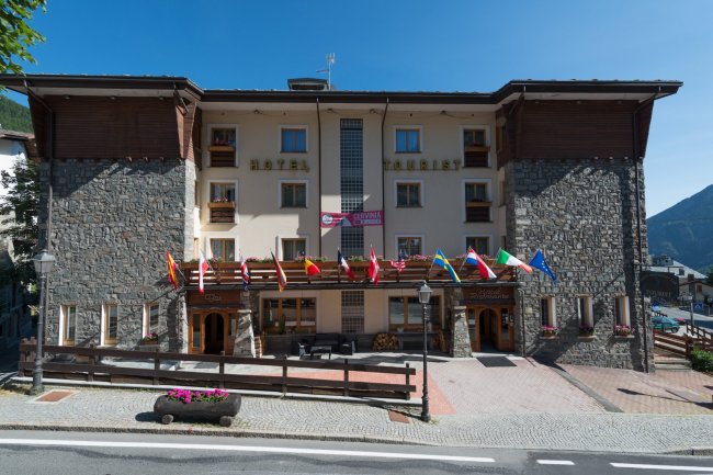 Facciata di un hotel con bandiere.