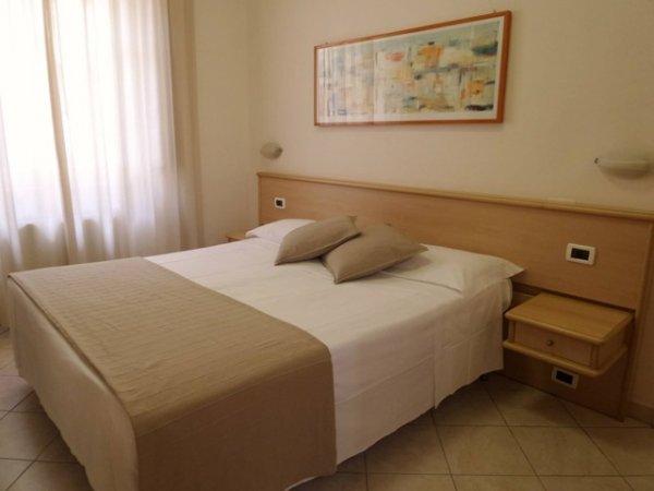 Una camera da letto con letto matrimoniale e dipinto.