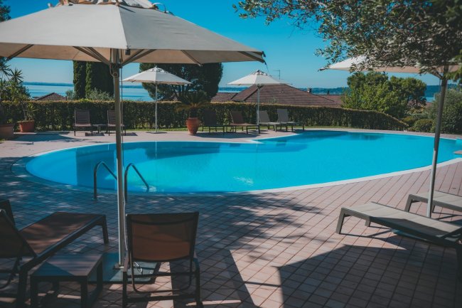 Piscina con ombrelloni e lettini.