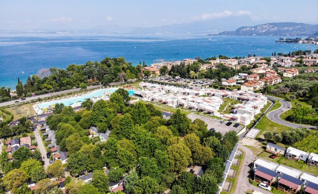 Vista aerea di un complesso turistico sul lago.