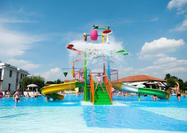 Scivoli acquatici colorati in piscina.