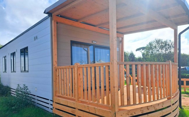 Casa mobile con veranda in legno.