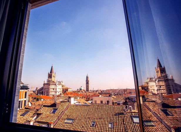 Vista di tetti e torri da una finestra.