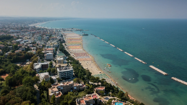Vista aerea di una lunga spiaggia e città costiera.