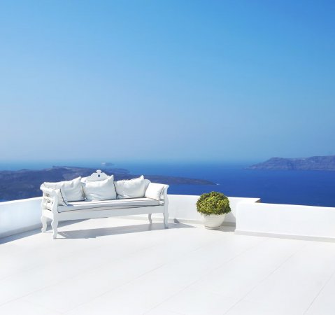 Terrazza con divano bianco e vista mare.