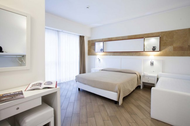 Camera d'albergo moderna con letto matrimoniale.