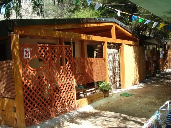 Bungalow con recinzione arancione e piante.