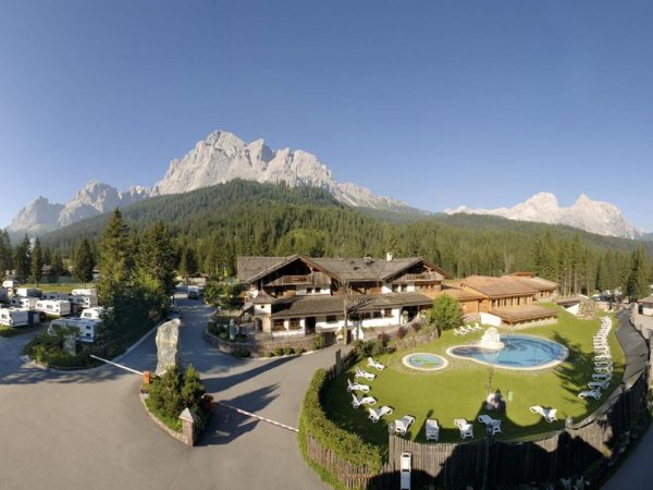 Complesso con piscine e montagne.