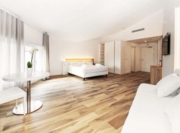 Stanza spaziosa con letto matrimoniale e parquet.