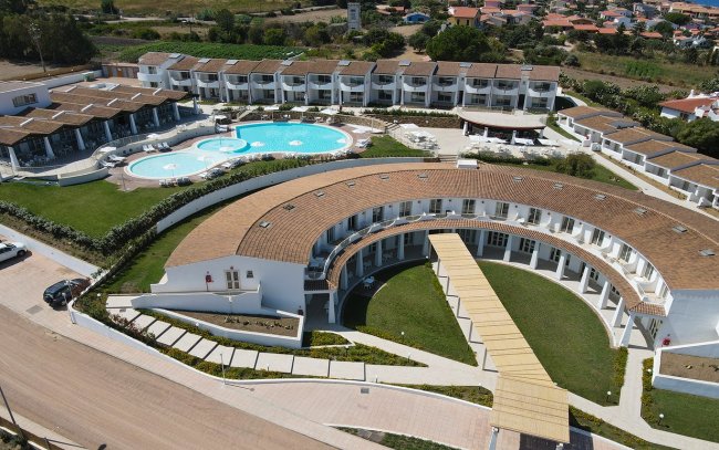 Resort con piscine e giardini.