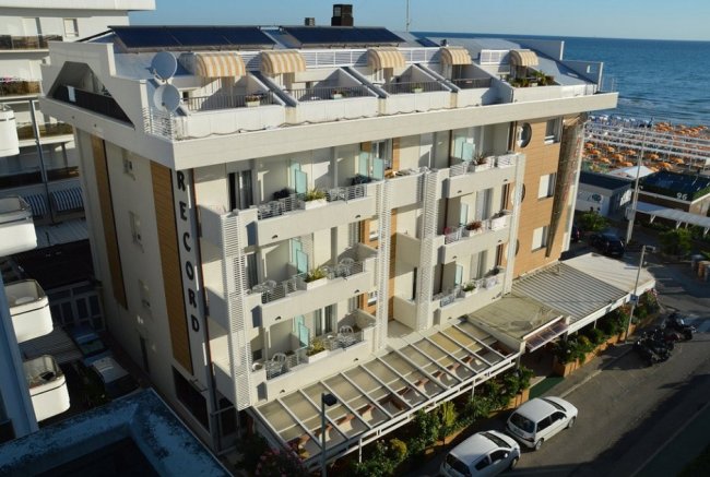 Edificio con balconi vista mare.