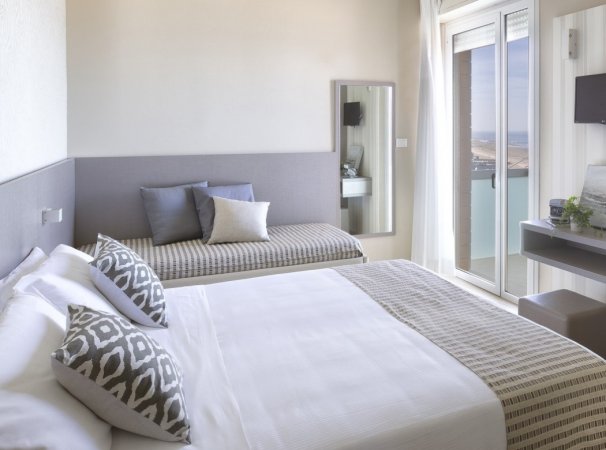 Camera luminosa con letto matrimoniale e viste sul mare.