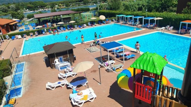 Piscine con sdraio e area giochi per bambini.