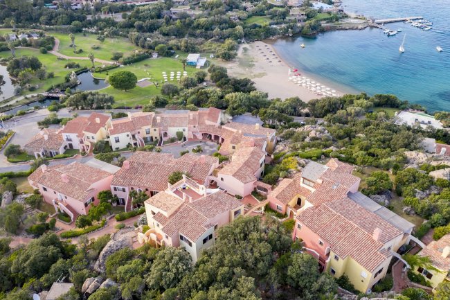 Complesso di case vicino alla spiaggia e al mare.