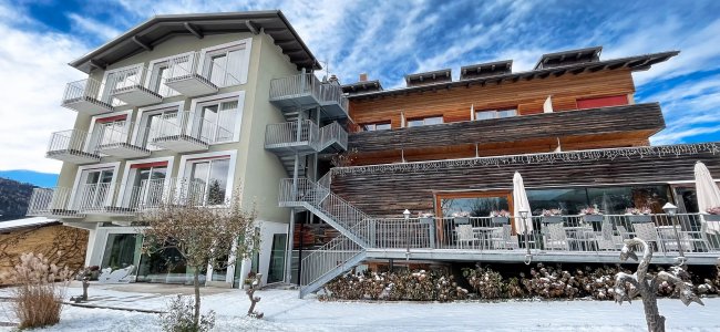 Edificio moderno in un paesaggio innevato.