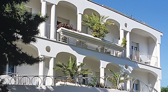 Edificio bianco con archi e terrazze.