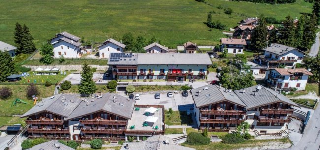 Complesso residenziale tra prati e alberi.