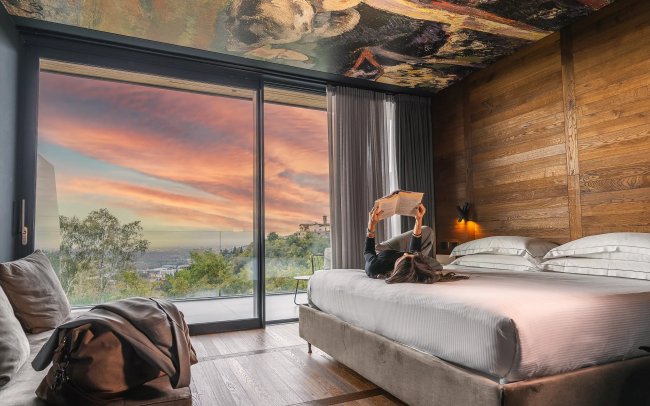 Camera moderna con vista su tramonto.