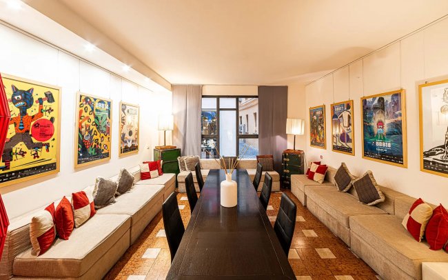 Sala riunioni con poster colorati alle pareti.