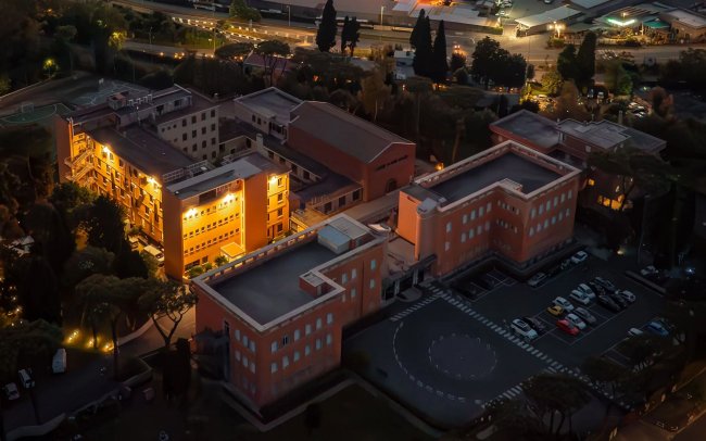 Complesso di edifici di notte.