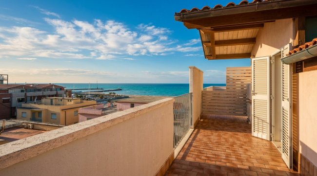 Terrazza con vista mare e cielo blu.
