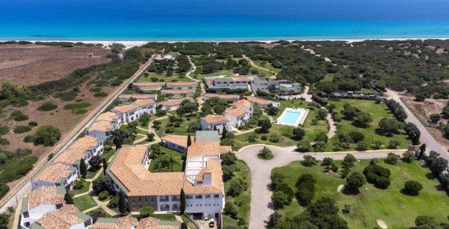 Vista dall'alto di un resort vicino al mare.