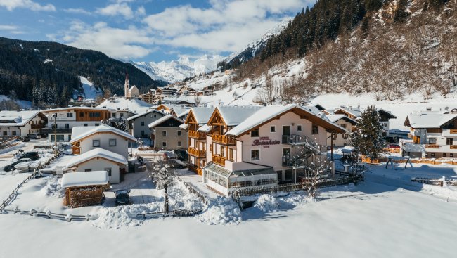 Albergo in montagna coperto di neve.