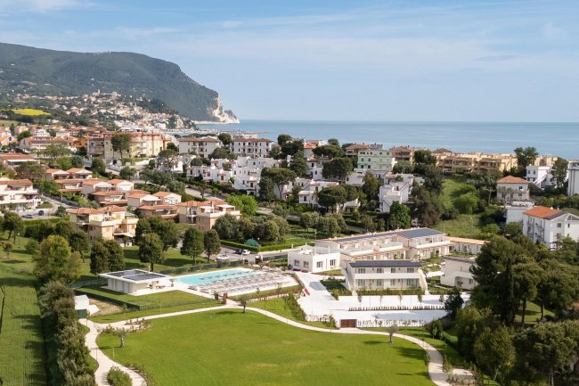 Veduta aerea di un complesso residenziale vicino al mare.