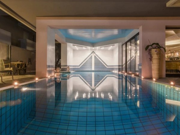 Piscina illuminata da luci soffuse.