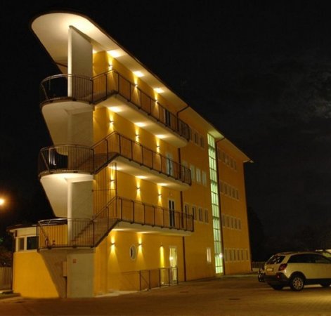 Edificio giallo illuminato di notte.