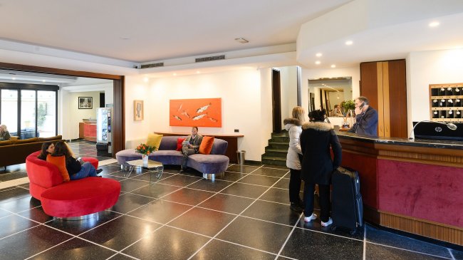 Reception di un hotel con divani colorati.