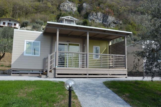 Bungalow moderno con veranda.