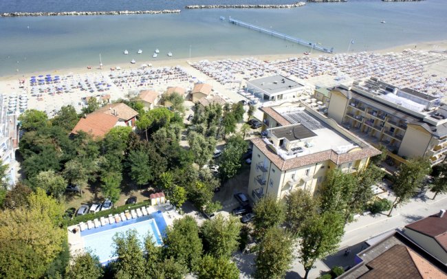 Vista aerea di hotel vicino alla spiaggia.