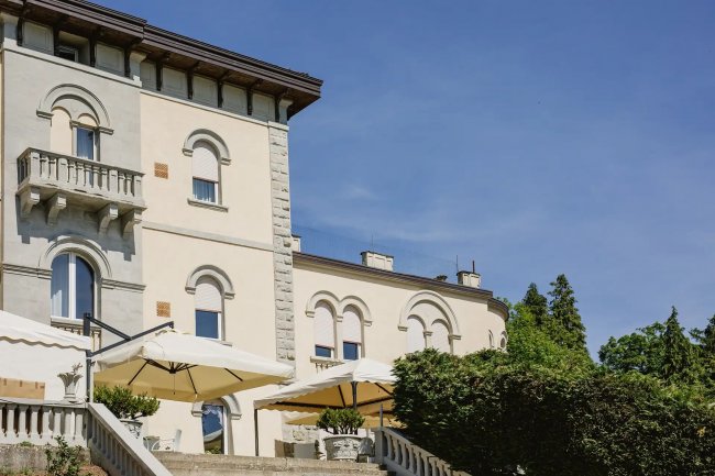 Edificio beige con balconi e scale.