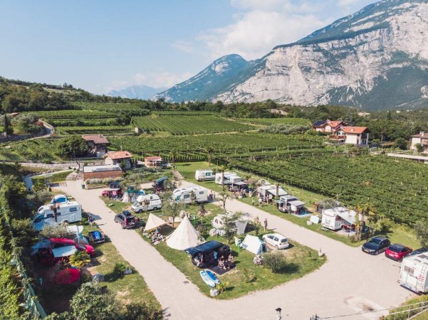 Vista aerea di un campeggio tra le montagne.